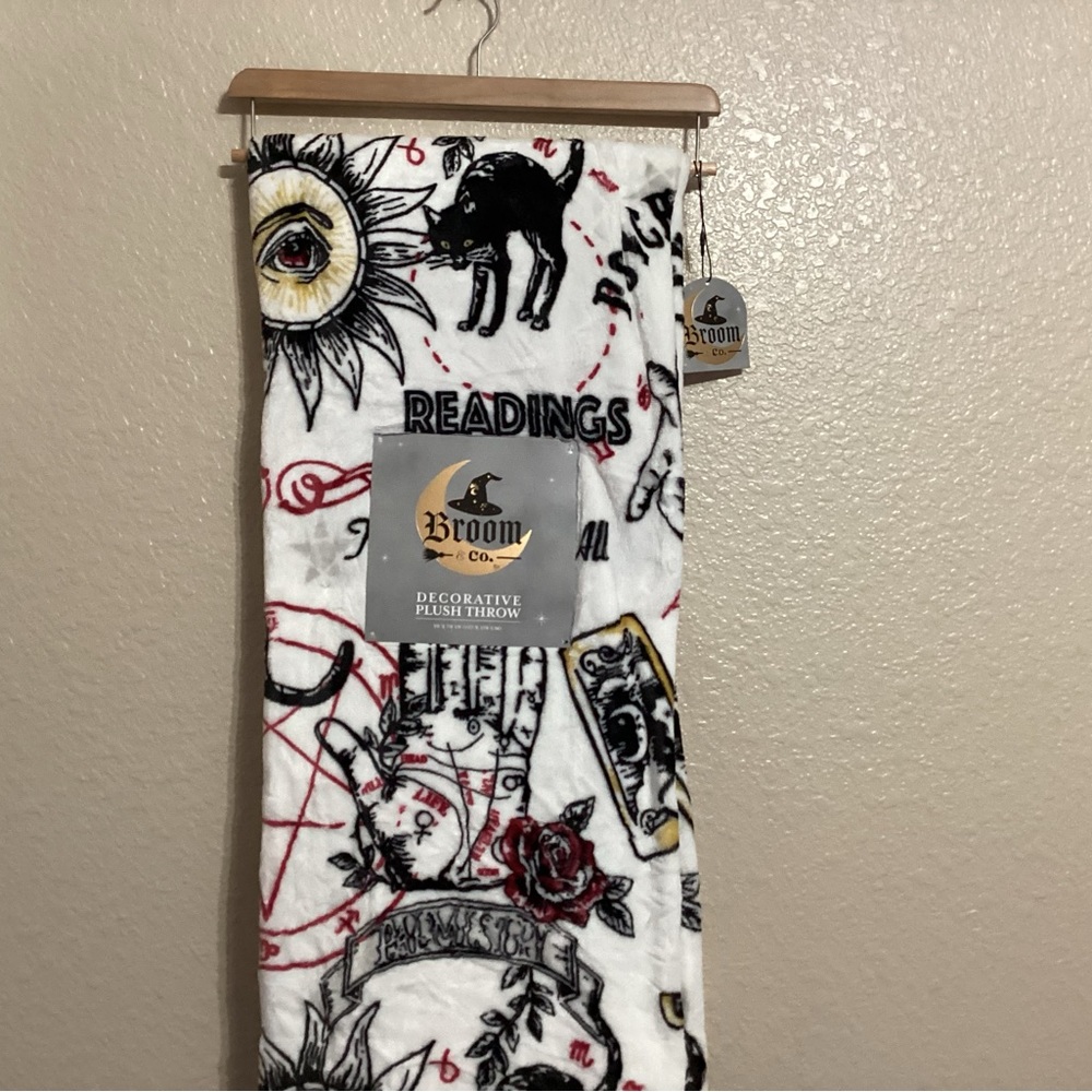 Black & White Palm Readings Plush Throw.  NWT  50” x 70”